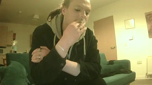 avamaxwell online show from April 8, 8:10 pm