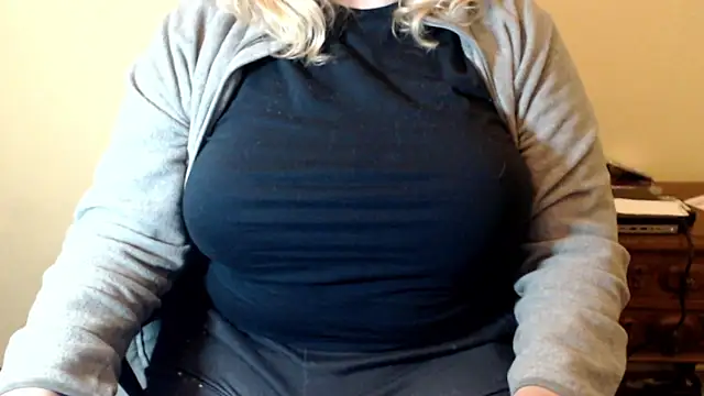 LunoviaXL online show from December 13, 7:40 pm