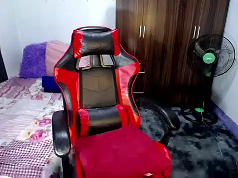 Urassiansweetcummer online show from October 20, 7:55 am