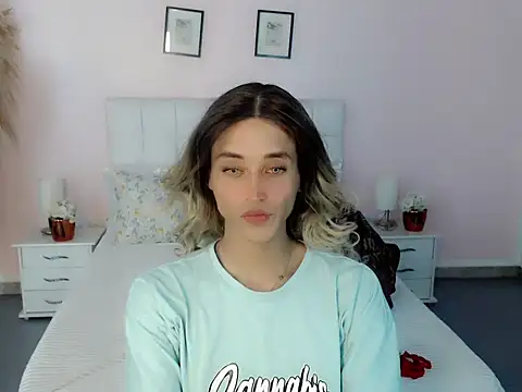 Snapshot of samantha_bliss chatting on October 20, 12:30 pm samantha bliss online show from October 20, 12:30 pm