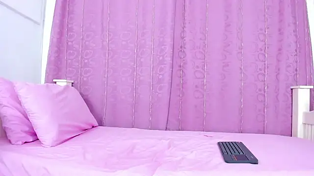 nahomy smiith online show from November 6, 7:03 pm