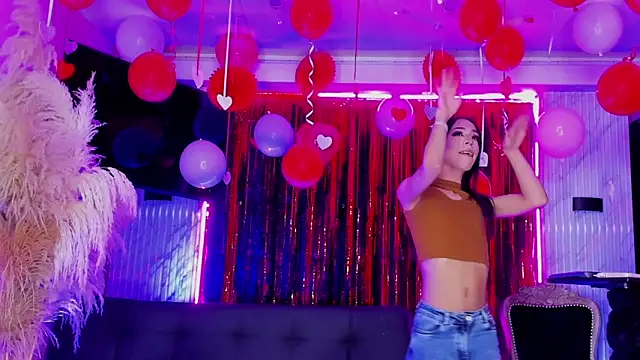 Queens Wonders Blonders online show from February 15, 7:04 am