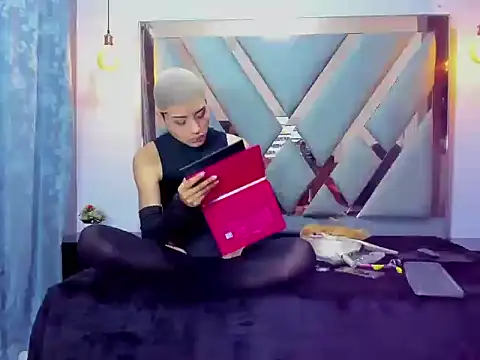 RegannTaylor online show from December 4, 12:53 pm