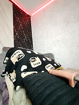 Isis Hot   online show from April 9, 12:00 pm