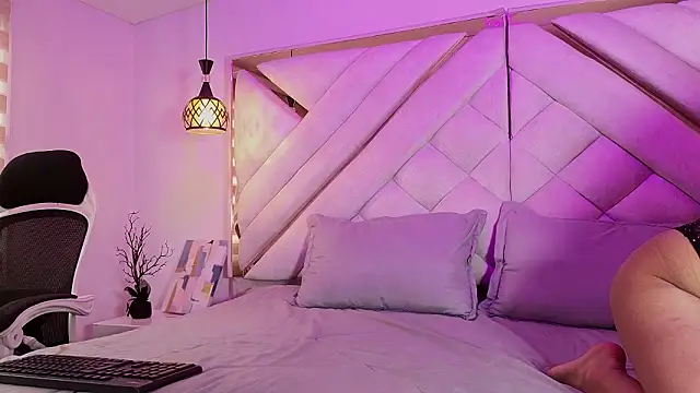 zoevg online show from February 13, 12:45 pm