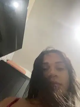 lavinyaalencar22 online show from February 6, 10:26 pm