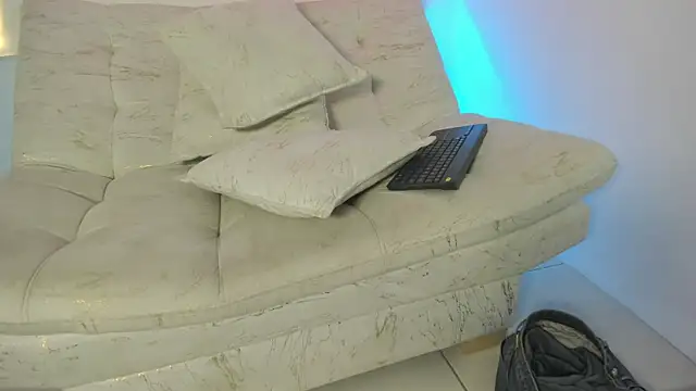 LiaCampbell  online show from June 4, 10:13 pm