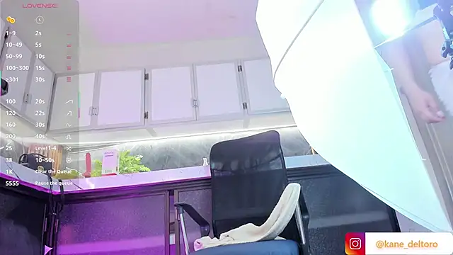 nicol snow online show from February 10, 7:32 pm