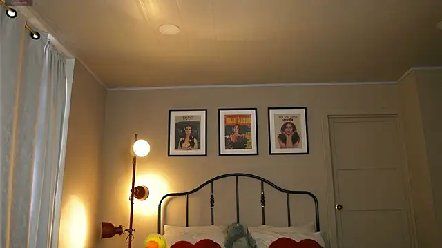 julesbennet online show from March 11, 1:45 pm